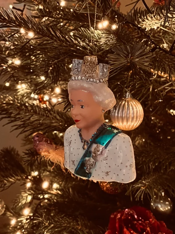 Queen Elizabeth - Cody Foster - Kerstbal - Woonaccessoire - sfeerfoto - foto1